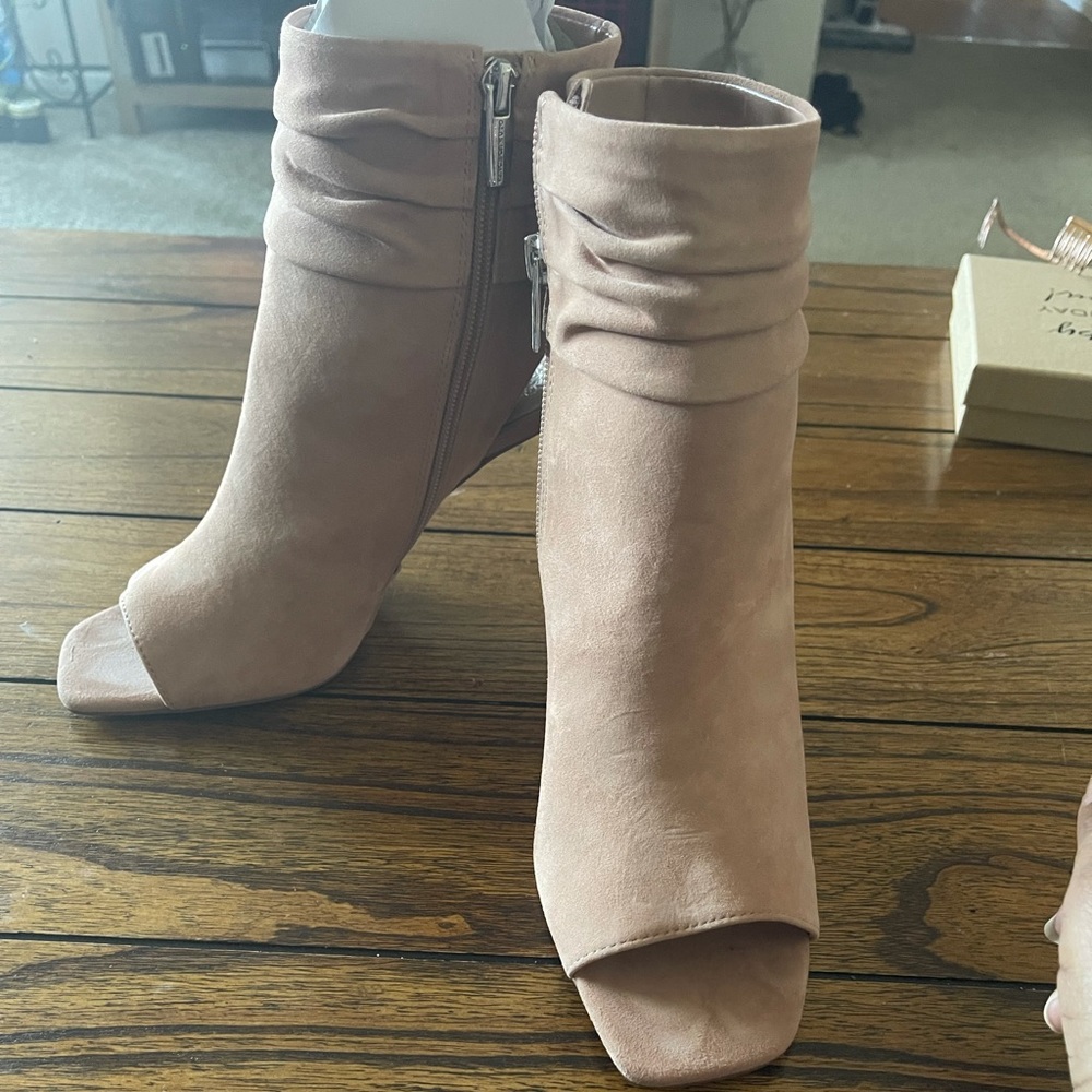 Vince Camuto Leilani Peep Toe Bootie Size 10